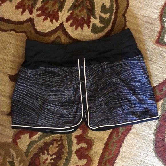 ATHLETA Size 8 Skort Black Gray Dashed Lines Graphic Abstract StayPut Leg TENNIS - Picture 11 of 14